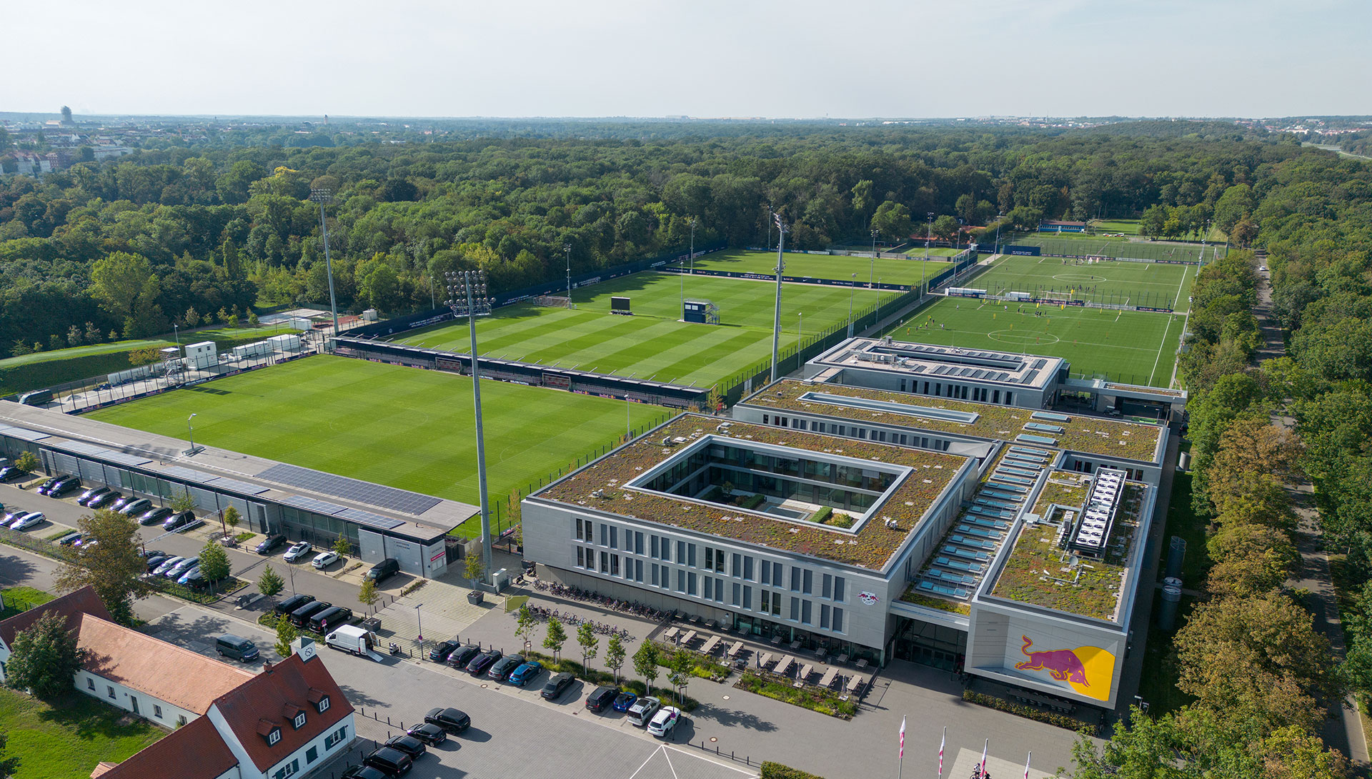 Trainingszentrum RB Leipzig, Im Vordergrund Hauptgebäude des Trainingszentrums