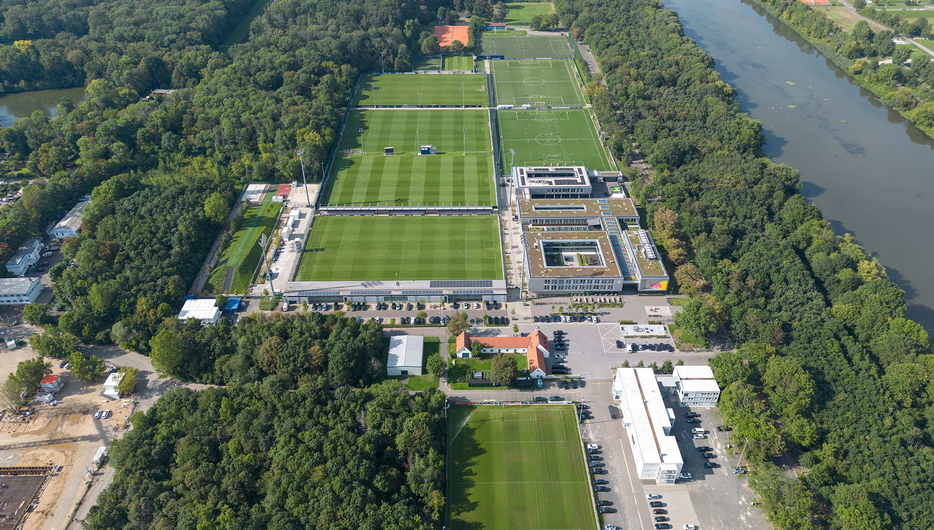 Trainingszentrum RB Leipzig, Luftaufnahme mit Gebäuden und Spielfeldern