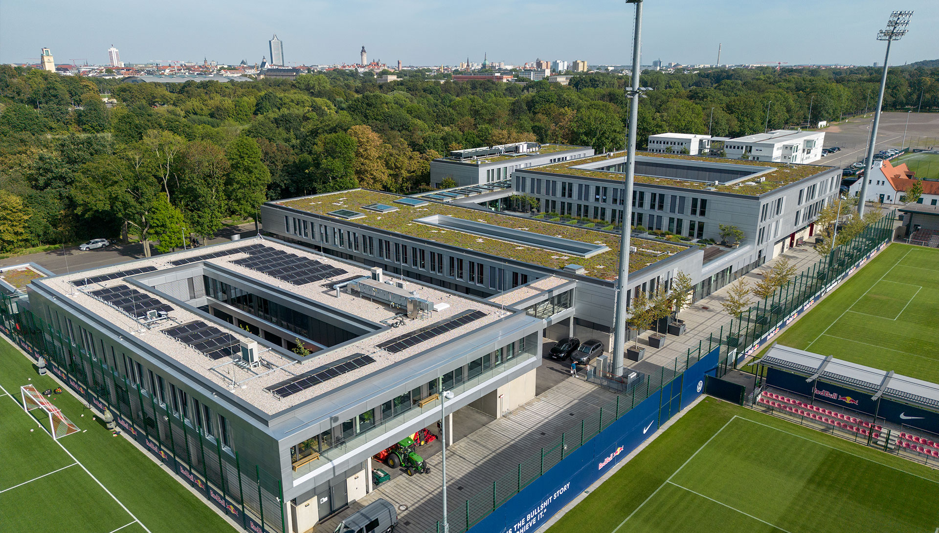 Trainingszentrum RB Leipzig, Gebäude im Mittelpunkt