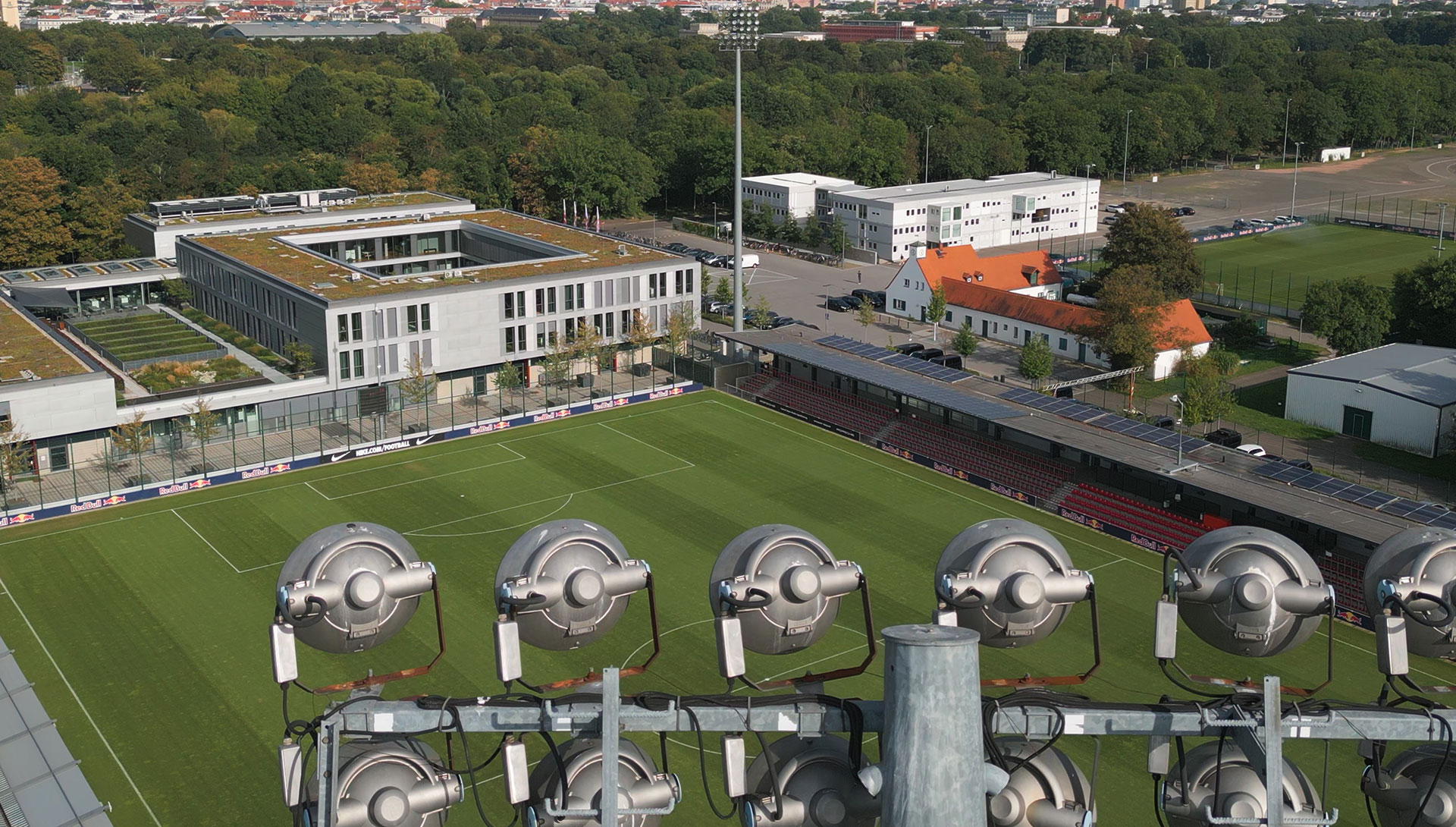 Trainingszentrum RB Leipzig, Blick vom Scheinwerfer über den Platz