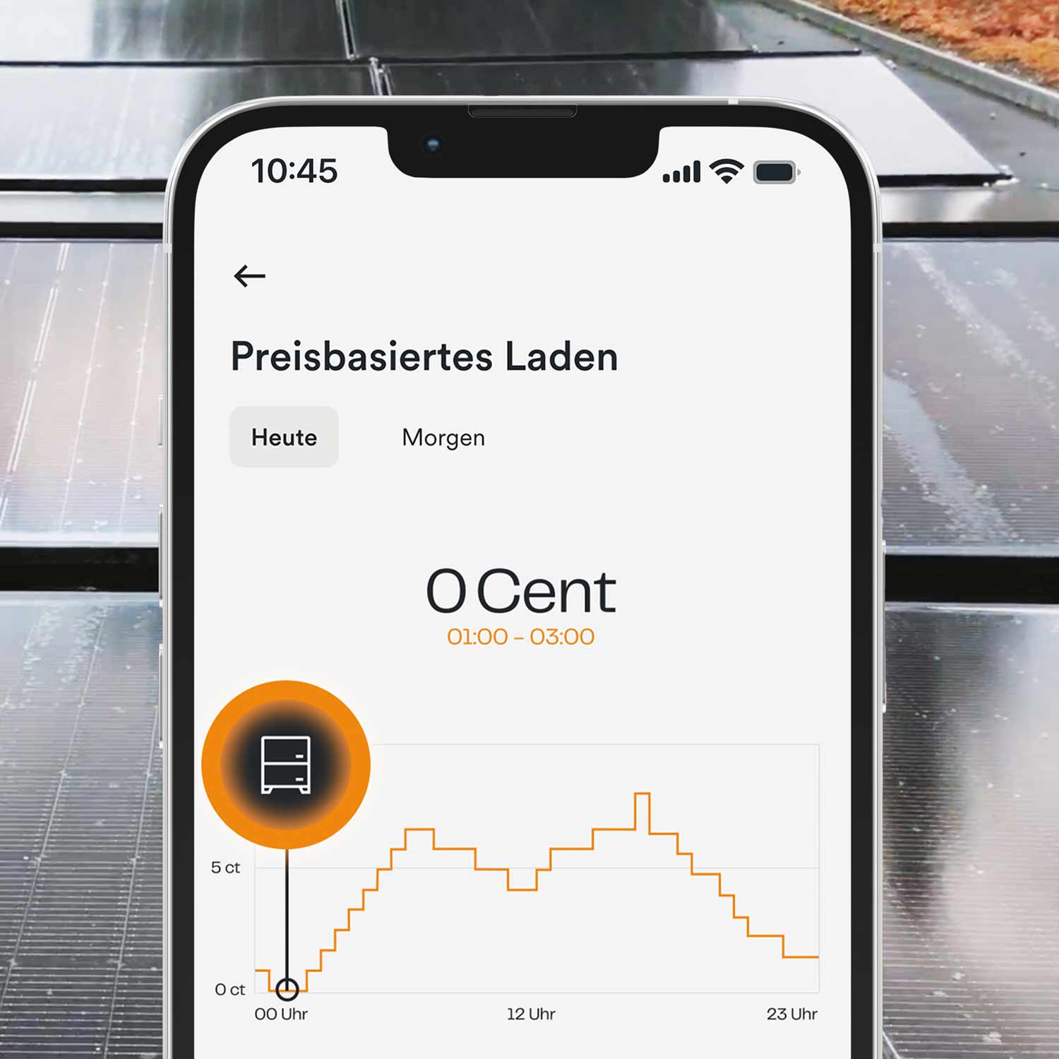 AMPERE.IQ App zeigt preisbasiertes Laden vor Hintergrund mit Solarmodulen auf Dach