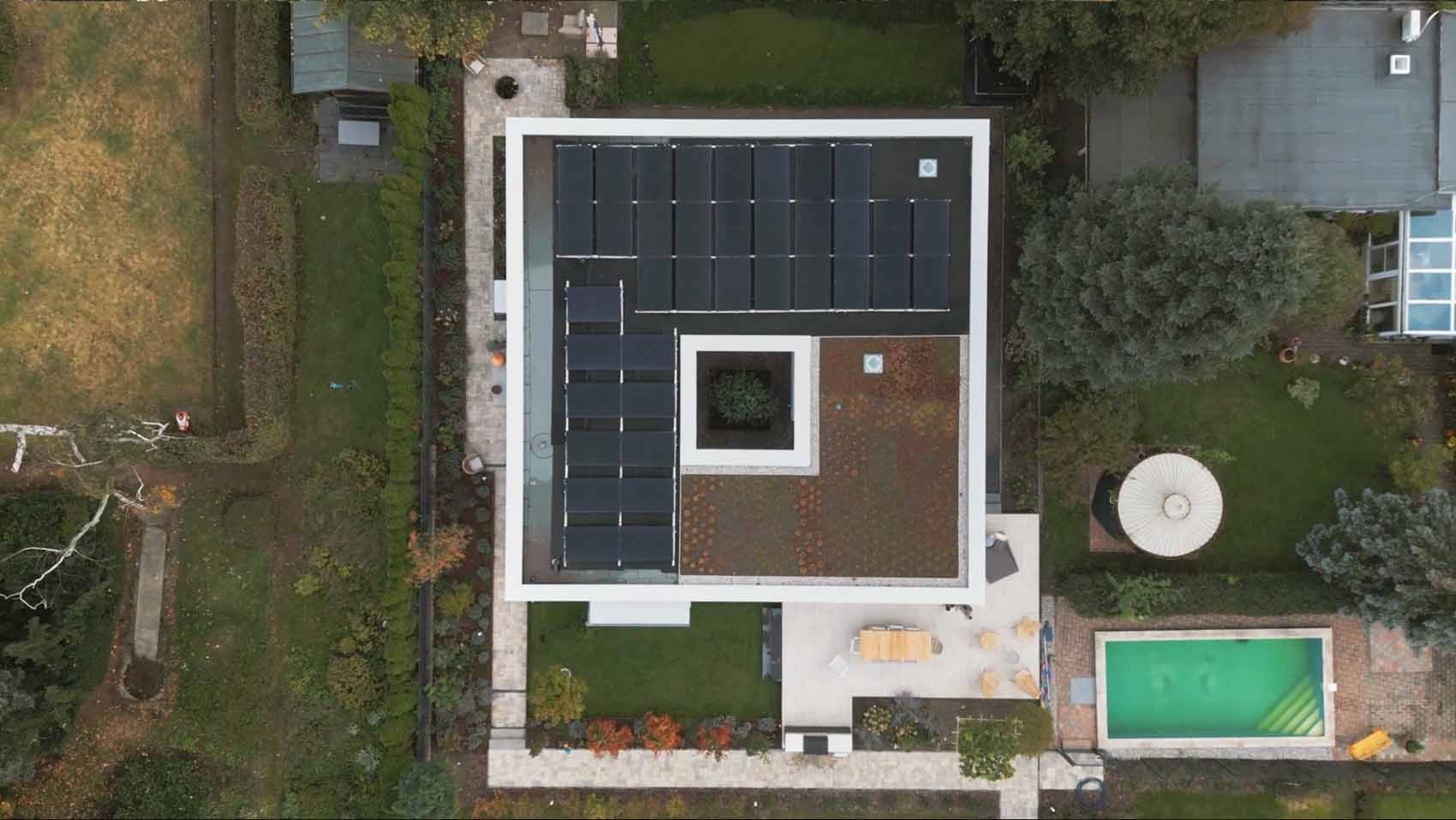 Haus mit Solaranlage auf dem Dach und Garten von oben