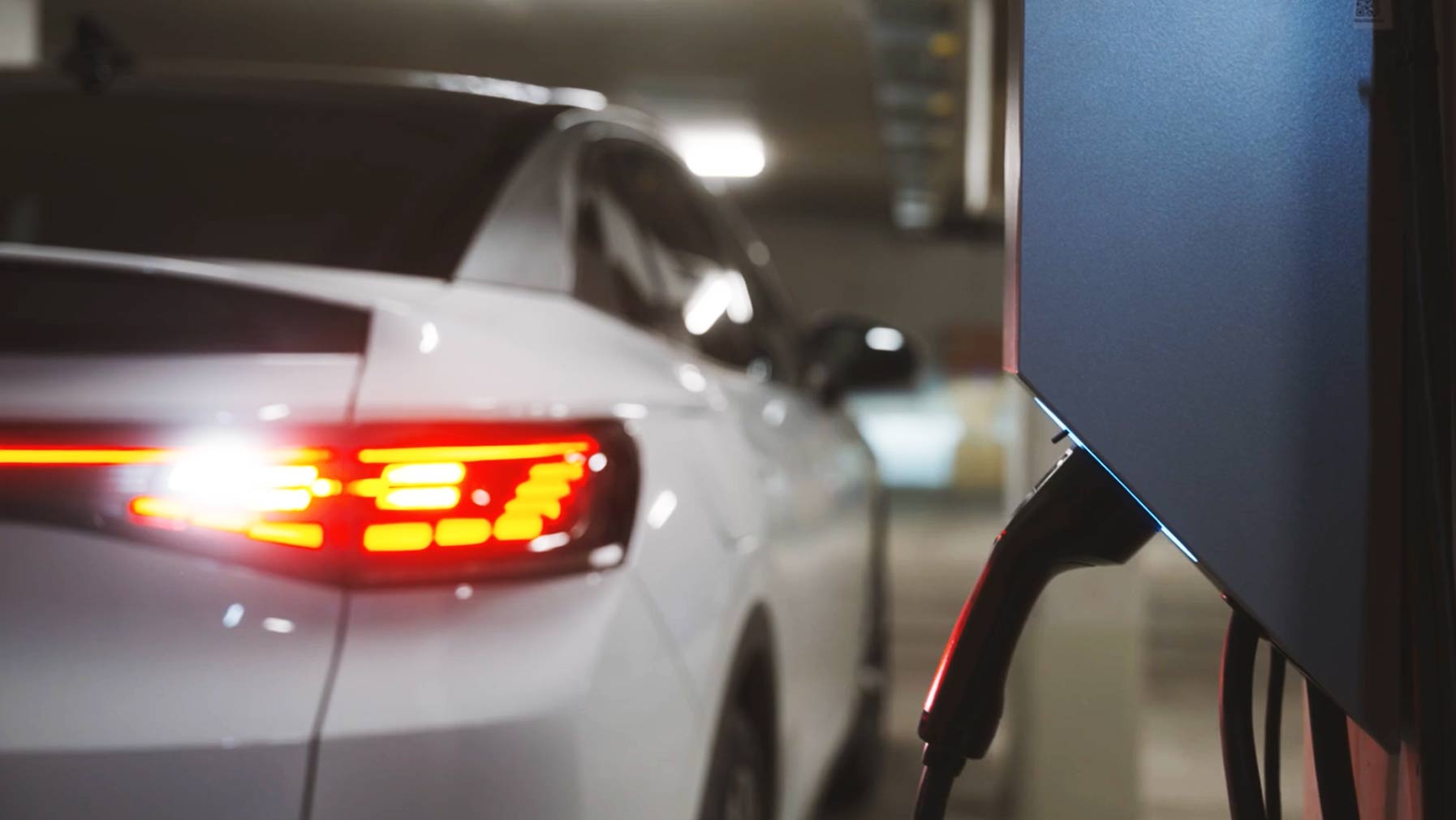 E-Auto wird an der Wallbox Ampere.ChargePro geladen