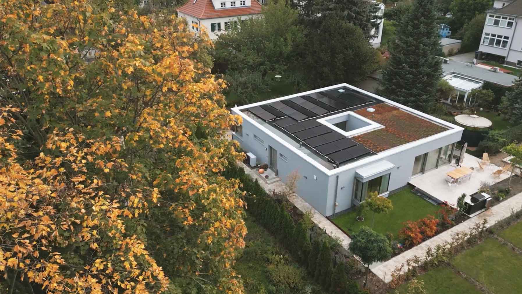 Haus von Kunde Matthias mit Solaranlage auf Dach und Garten