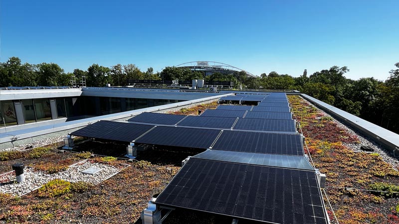 Solaranlage auf dem Dach der RB Leipzig Fußball-Akademie mit Blick auf das Stadion