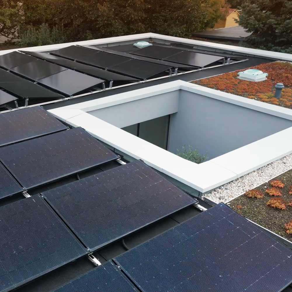 Solarmodule auf einem Flachdach im Herbst