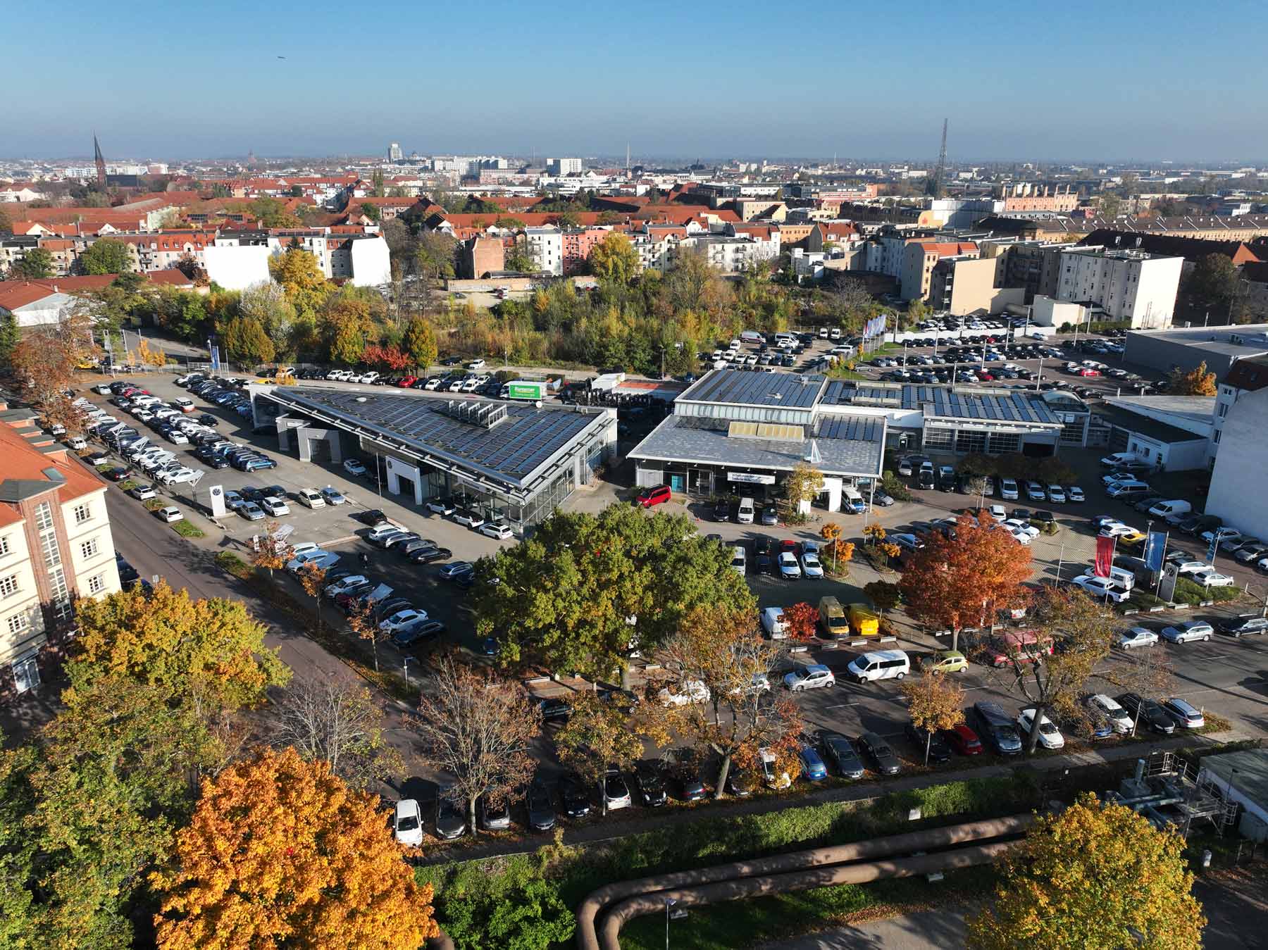 PV-Großanlage auf Autohaus Huttenstraße, im Hintergrund die Stadt Halle