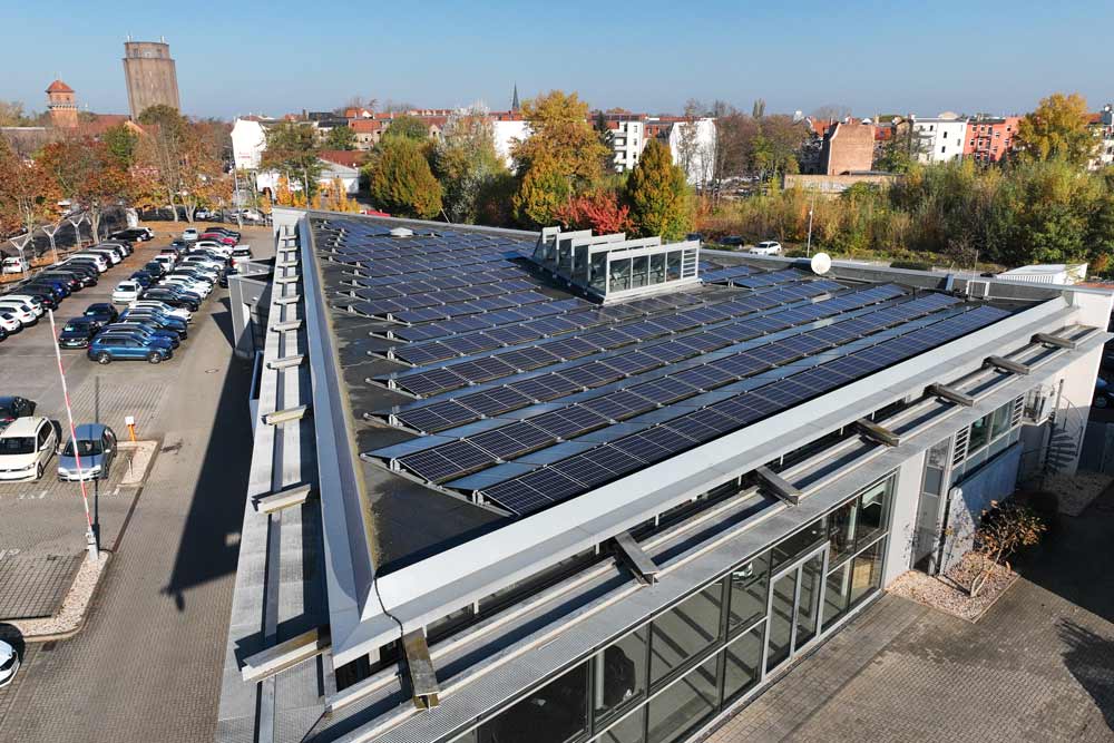 PV-Großanlage auf Autohaus Huttenstraße, Dach mit PV-Modulen