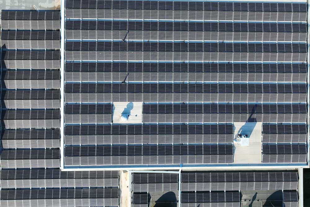 PV-Großanlage auf Autohaus Huttenstraße, Blick von oben Solaranlage