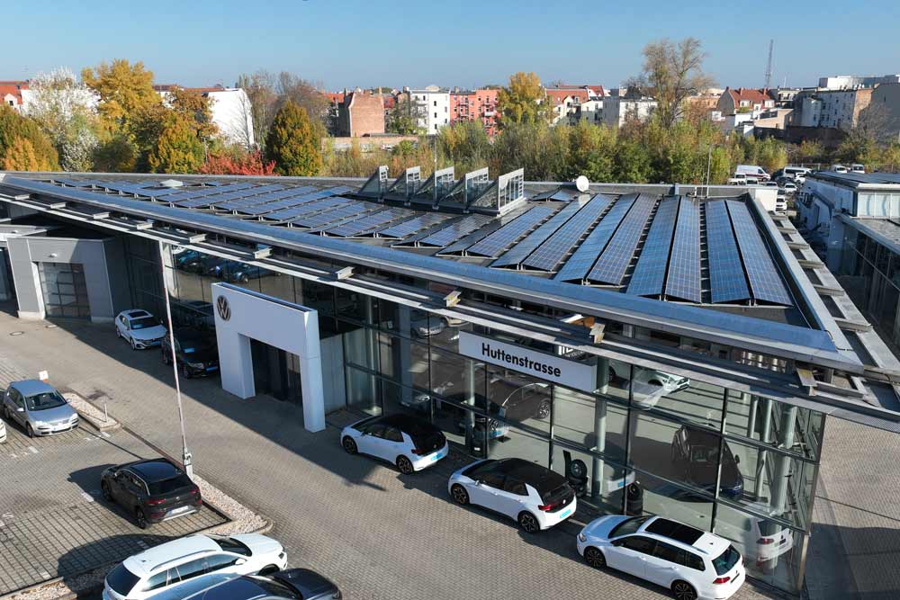 PV-Großanlage auf Autohaus Huttenstraße, Blick auf Eingang