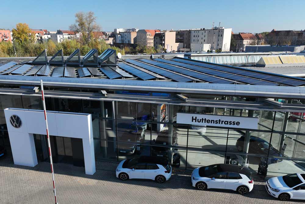 PV-Großanlage auf Autohaus Huttenstraße, Blick auf Eingang