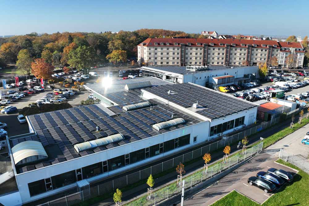 PV-Großanlage auf Autohaus Huttenstraße, Blick von oben auf Anlage